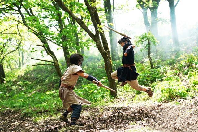 Ryo Yoshizawa dan Kento Yamazaki dalam adegan film Kingdom